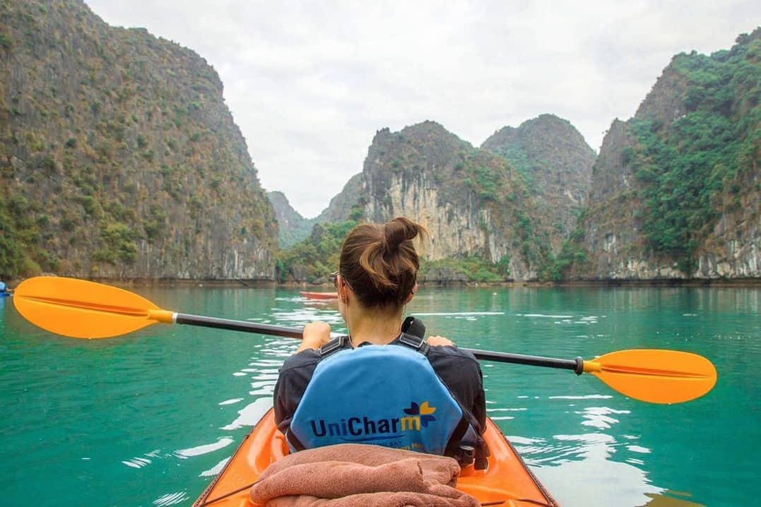 Kayaking di Teluk Halong: Petualangan Epik di Permata Vietnam